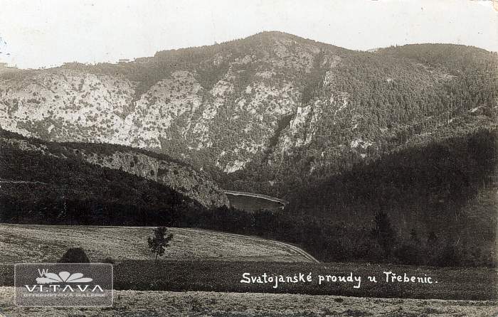 proudy21 Pohlednice s fotografií Bílé skály (dnes vyhlídka Máj) z 20. let 20. století ukazuje typickou mozaiku lesa, skal a stepí. Zdroj: Stará Vltava